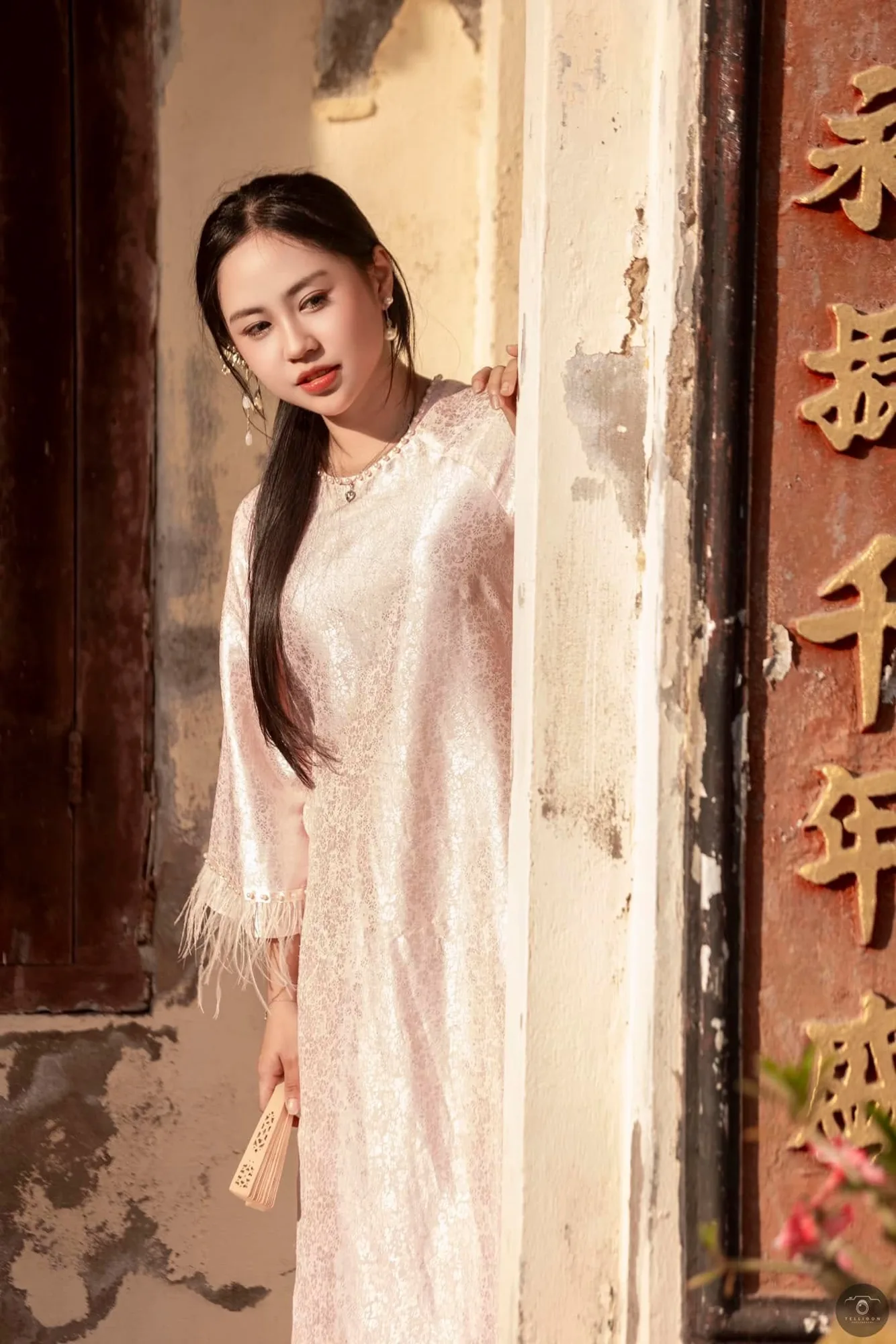 Áo Dài Bên Đền Cổ