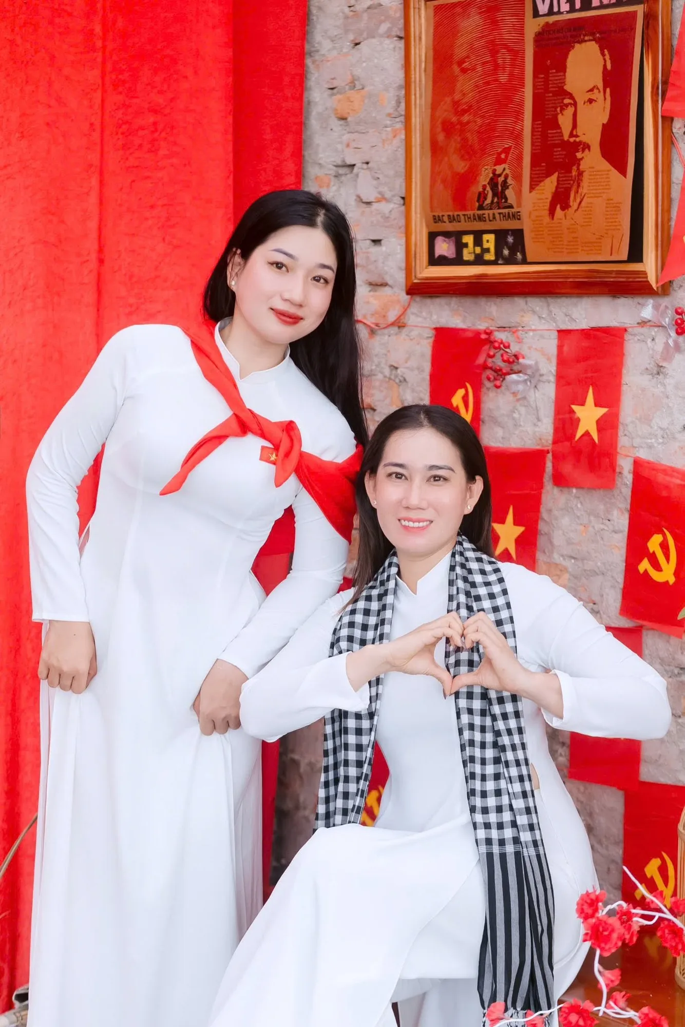 Áo Dài Và Cờ Đỏ Sao Vàng